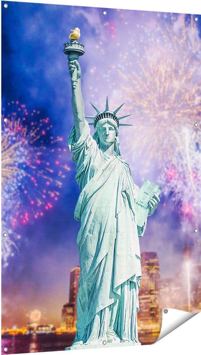 Gards Tuinposter Vrijheidsbeeld in New York met Vuurwerk - 100x150 cm - Tuindoek - Tuindecoratie - Wanddecoratie buiten - Tuinschilderij