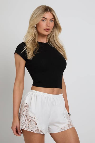 boohoo Dames Satijnen Runner Short Met Kanten Bies | Ivoor | Maat: 40
