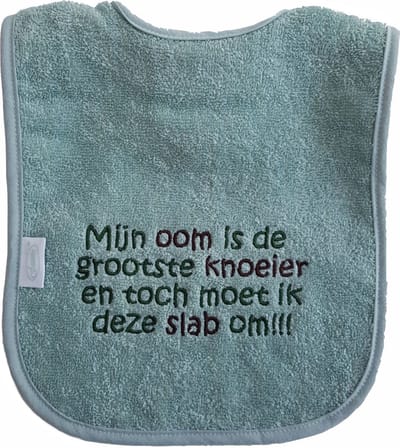 Groene (stone green) slab met "Mijn oom is de grootste knoeier en toch moet ik deze slab om!!!" - lief, kraamcadeautje, cadeau, babyshower, groen