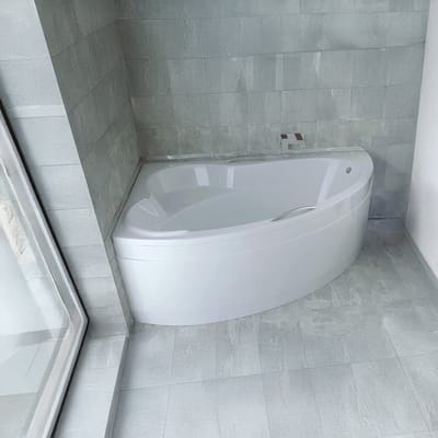 Badland ADA hoekbad 140 x 90 cm links wit met styropor ombouw