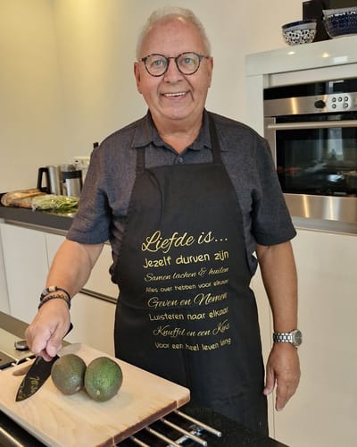 Keukenschort zwart met grappige tekst bedrukt cadeau vaderdag  liefde is Schort Kookschort Kokschort verjaardag man vrouw huwelijk valentijn bruiloft vriend partner samenwonen samenlevingscontract vriendin mama papa opa oma vrouwen dames mannen heren