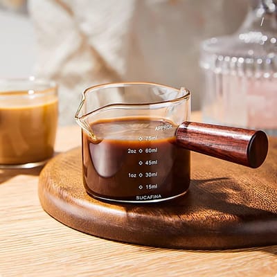 Dailygoods- Maatbeker Dubbele Tuiten - Espresso Maatbeker - Temperatuurbestendig Glas - Houten Handvat - Hoogwaardig Borosilicaatglas - Duurzaam en Schokbestendig - Meetbeker