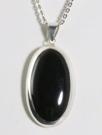 Grote ovale hoogglans zilveren hanger met onyx aan ketting