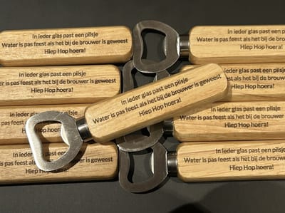 Flesopener met eigen tekst - Bier opener - Hout BN- RVS - Gepersonaliseerd Cadeau - Persoonlijke tekst - Cadeau - Geslaagd - Vaderdag