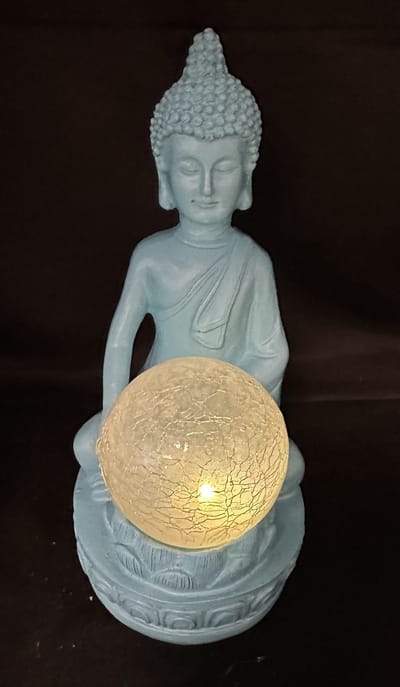 Decoratieve solarlamp "zittende boeddha" - Blauw - polyresin - met craquele glazen bol - met 1 LED - Staand model - hoogte 19 x 11 x 9 cm - Tuindecoratie - Tuinverlichting - Boeddha's