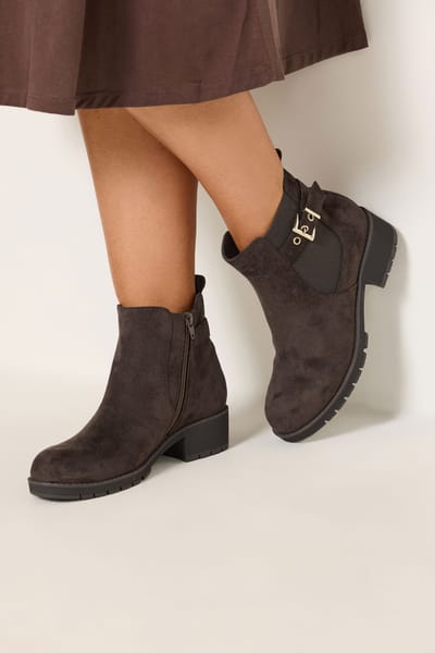 Yours Chocoladebruine Enkellaarsjes Van Imitatie Suède Met Gesp En Stretch In Brede Epasvorm.Size 37EEE