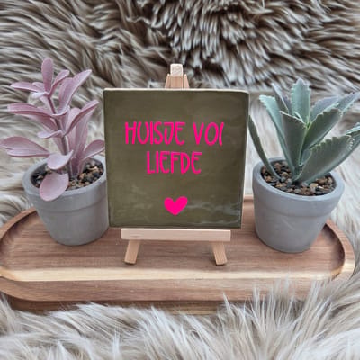 Robuust Wenstegeltje – Huisje vol liefde – Hip trendy tegeltje – 10x10 cm – Leuk Cadeau voor Vriendin, Zus, Juf, Collega of zomaar voor jezelf – Stijlvolle Woondecoratie – Trendy nu – Decoratief Tegeltje met Standaard – Cadeau Idee
