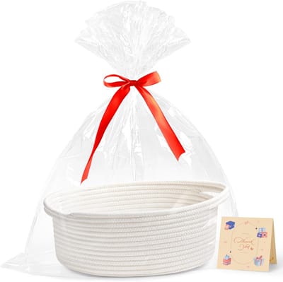 Kleine geweven mand met geschenkzakjes en linten voor cadeaus