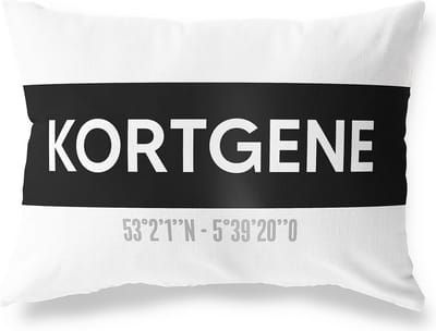Tuinkussen KORTGENE - ZEELAND met coördinaten - Buitenkussen - Bootkussen - Weerbestendig - Jouw Plaats - Studio216 - Modern - Zwart-Wit - 50x30cm