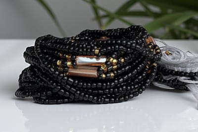 AfricanFabs® Waist Beads / Afrikaanse Heupketting - Obasogie - Zwart (Traditioneel niet-elastisch koord) - 3 in 1 Buikketting - Taille ketting