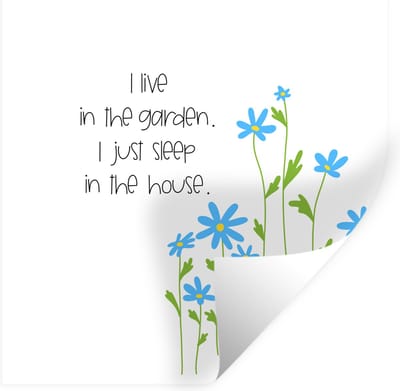 Muurstickers - Sticker Folie - Quotes - Spreuken - I live in the garden I just sleep in the house - 100x100 cm - Plakfolie - Muurstickers Kinderkamer - Zelfklevend Behang XXL - Zelfklevend behangpapier - Stickerfolie