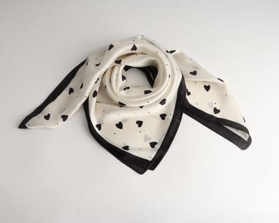 Nicole Bandana Dames – Accessories Junkie Amsterdam – 70x70 cm – Hartjes – Wit / Zwart – Imitatie Satijn