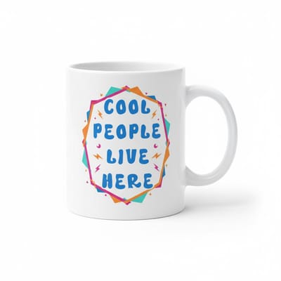 Cool People Live Here Mok – Leuke Woonquote Koffiemok – Housewarming Cadeau voor Vrienden & Familie – 330 ml