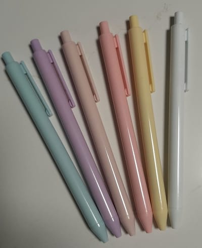 Stationery - 6 pastel balpennen - 6x balpen - pennen pen - lichtblauw roze wit lila lichtgeel zalm - klein hartje in de clip -zwart schrijvend