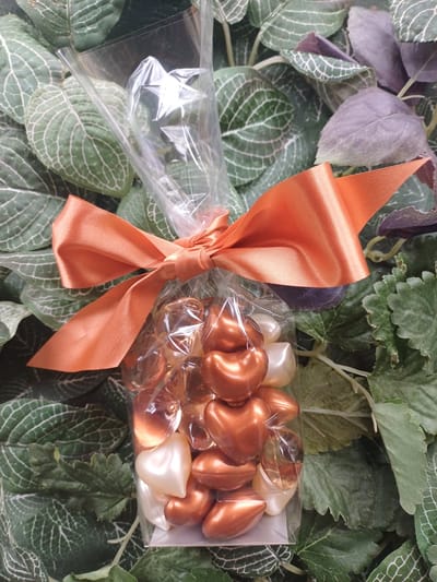 Geschenkzakje met 30 hartvormige badparels wit en bruine tinten met de geur van vanille, lavendel en lentebloemen