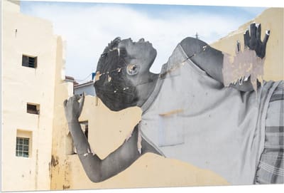 Forex - Geschilderde Jongen Kijkt Over Muur - 120x80cm Foto op Forex