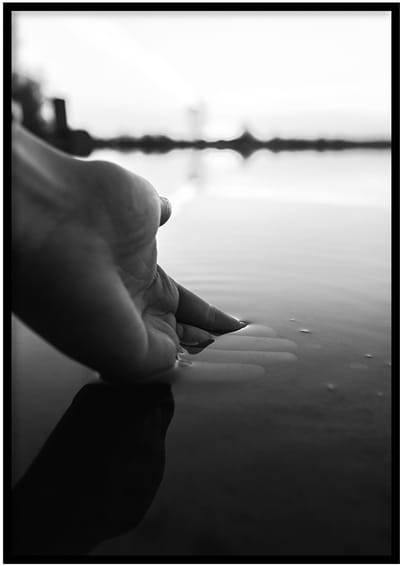 Poster Hand In Water- 30x40cm met Fotolijst – Natuur Poster – Ingelijst