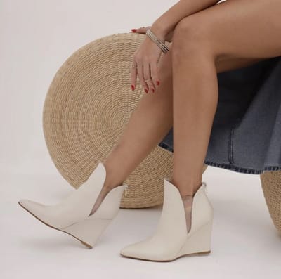 ZoeZo Design - laarzen - enkellaarzen - sleehak - creme/ecru - hakhoogte 9 cm - ecoleder - korte laarzen - doorzichtige inzet - maat 36 - instap model
