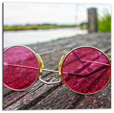 Dibond - Roze Bril op Houten Vlonder - 50x50cm Foto op Aluminium (Met Ophangsysteem)