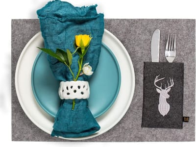 placemat motief hert set van 4 45x30cm, wasbaar, placemats grijs gemêleerd met elegant geborduurd bestekzakje. Designer placemat voor binnen en buiten