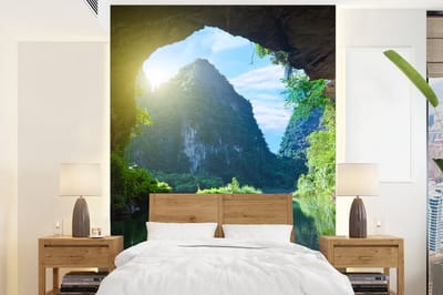 Behang - Fotobehang Water - Grot - Zon - Natuur - Planten - Breedte 195 cm x hoogte 260 cm