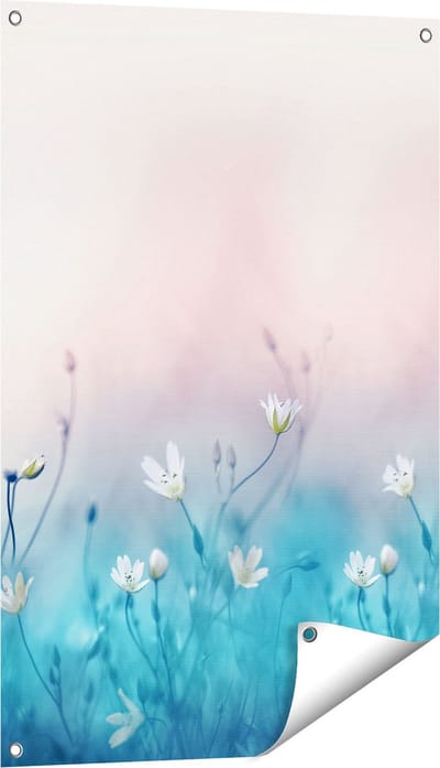 Gards Tuinposter Witte Bloemen op een Blauw Achtergrond - 60x90 cm - Tuindoek - Tuindecoratie - Wanddecoratie buiten - Tuinschilderij