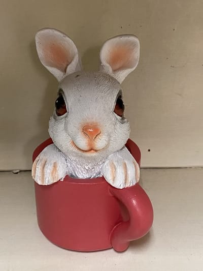Decoratief figuur in mok - konijn - polyresin - hoogte 11x9x6cm - roze - Woonaccessoires