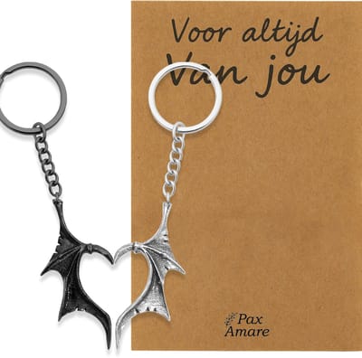 Koppel Sleutelhanger voor 2 'Voor altijd van jou' - Vleugels Hart - Sleutelhanger set op Cadeau Kaartje - Zilverkleurig & Zwart - Persoonlijke Hanger - Pax Amare