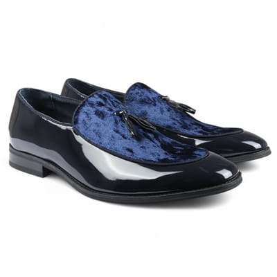 Herenschoenen in marineblauw met fluwelen kwastjes en formele lakschoenen