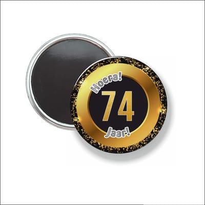 Button Met Magneet 58 MM - Hoera 74 Jaar - NIET VOOR KLEDING