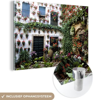® Glasschilderij 180x120 cm - Schilderij acrylglas - Kleurrijke binnenplein van Córdoba in Spanje - Foto op glas - Muurdecoratie woonkamer - Wanddecoratie slaapkamer - Schilderijen