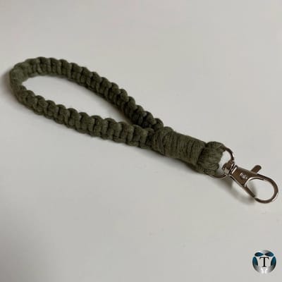 Sleutelhanger | Macramé | Olijfgroen | Geknoopt | Sleutelhanger Macramé | Sleutelbos | Autosleutel | Tas | Hanger | Handgemaakt | 100% Katoen | Cadeau Idee | Diverse Kleuren | TheOldOmen |