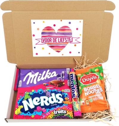 Valentijn brievenbus cadeau - Voor de liefste - Valentijn cadeau pakketje met: Milka chocolade - Nerds - Mentos - borrelnootjes