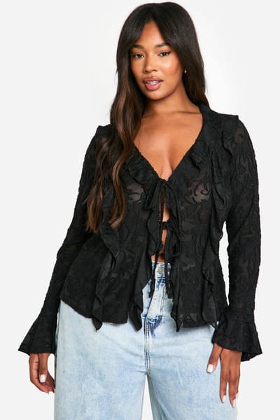 boohoo Dames Plus Burnout Dubbele Ruffle Blouse met Strik aan de Voorzijde | Zwart | Maat: 52