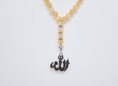 Handgemaakte Natuurstenen Autohanger "Calciet geel"- Met metalen hanger "Aallah" - 8 mm diameter van de korrel- Mooie accessoire en decoratie voor de auto