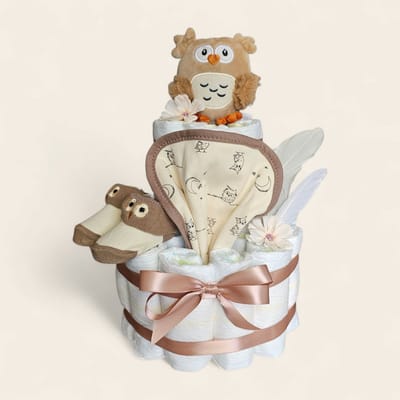 Luiertaart bruin uil 2 laags - met rammelaar, sokjes, slabber en pampers