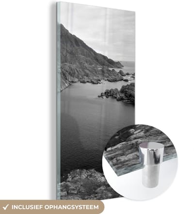 MuchoWow® Glasschilderij 20x40 cm - Schilderij acrylglas - Scandinavische kust zwart-wit fotoprint - Foto op glas - Schilderijen