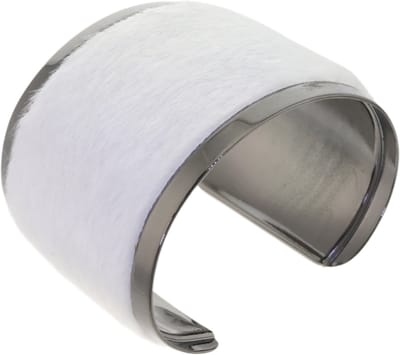 Behave witte armband met vachtstof en gunmetal afwerking – modern en stijlvol statement