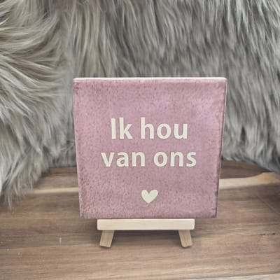 Robuust Wenstegeltje – Ik Hou van Ons – Hip trendy tegeltje – 10x10 cm – Cadeau voor Partner, Valentijn of Jubileum – Stijlvol en Persoonlijk Woonaccessoire - Zomaar - Voor jezelf – Trendy nu – Decoratief Tegeltje met Standaard – Cadeau Idee