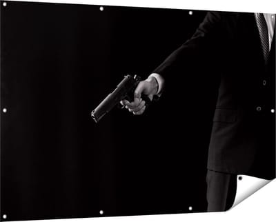 Gards Tuinposter Man met een Pistool in zijn Handen - 150x100 cm - Tuindoek - Tuindecoratie - Wanddecoratie buiten - Tuinschilderij