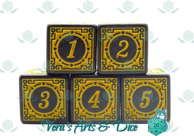 5D6s Ancient Yellow | Polyset Dice | Dobbelstenen - Set Van 5 Stuks - Zwart met Gele Ornamenten en Cijfers | D&D en Rollenspellen | Plastic Dobbelstenen Set voor Dungeons and Dragons | Dice Set | Zwarte Velvet Dice Bag