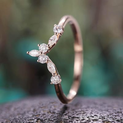 Huitan Prachtige V-vormige Damesring met Glanzende CZ Eenvoudige Stijlvolle Dagelijkse Accessoires 3 Metaalkleuren Mode Meisjes Sieraden 10 gray