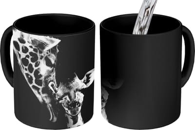 Magische Mok - Foto op Warmte Mokken - Koffiemok - Portret - Giraffe - Dieren - Zwart - Wit - Magic Mok - Beker - 350 ML - Theemok