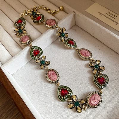 Vintage halsketting - Retro chic - Sleutelbeenketting met bloemen en hartjes - Luxe accessoires - 43,1 x 1,8 cm - Geschikt voor dagelijks gebruik - Metallic kleur