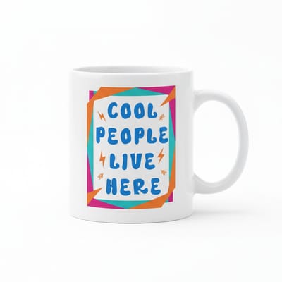 Cool People Live Here Mok – Leuke Woonquote Koffiemok – 330 ml Keramische Mok