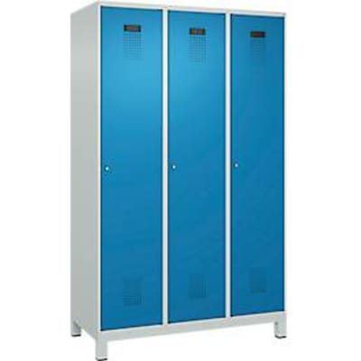 C+P Evolo Plus garderobekast, 3 vakken, 400 mm vakbreedte, met poten, rechts scharnierend, soft-close, inbraakwerend, B 1200 x D 500 x H 1950 mm, cilinderslot, lichtgrijs RAL 7035/lichtblauw RAL 5012