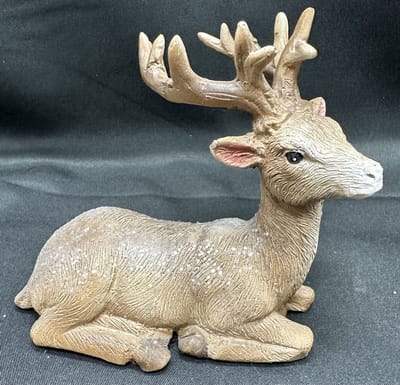 Kerstbeeld Rendier liggend - polyresin - hoogte 8 x 11 x 10 cm - bruin + glitters - Kerstdecoratie - Woonaccesoires - Decoratieve Kerst beeldjes