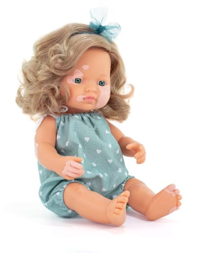 ML Poppen: POP MF&M EUROPEES MEISJE met VITILIGO 38cm, incl. vriendschapsarmband met stickers, met vanillegeur, waterdicht, anatomisch correct, in vinyl, in geschenkdoos. Made in Spain, 10m+