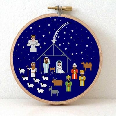 Kerst borduurpakket. Glow in the Dark Christelijk borduurpakket kerststal geboorte Jezus met Maria en Jozef in de stal.