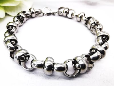 Armband - Rolo - Verbindingsschakel - RVS - L 21cm - Br 9mm - Robuuste - Dubbele Rolo tussenstuk is een unieke armband dat elke gelegenheid gedragen kan worden. Perfect op zichzelf, of gedragen met een mix van onze andere armbanden.